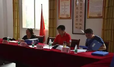 石河中學(xué)接受市“全國校園足球特色學(xué)校”評估檢查