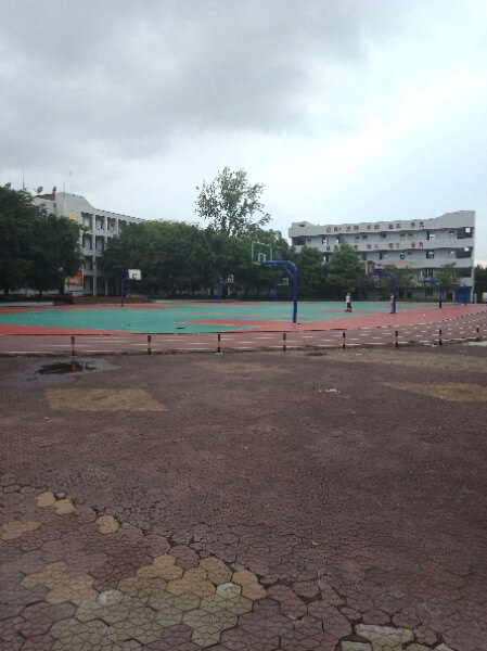 地處內(nèi)江市東興區(qū)郭北鎮(zhèn)。學(xué)校依山傍水，位于清流河畔，獅子山腳下。五十多年來，以其優(yōu)良的校風(fēng)、教風(fēng)、學(xué)風(fēng)、社會形象和獨特的辦學(xué)風(fēng)格，被評為“內(nèi)江市示范性高中”、“內(nèi)江市校風(fēng)示范?！薄ⅰ皟?nèi)江市最佳文明單位”、“內(nèi)江市辦學(xué)水平督導(dǎo)評估優(yōu)秀學(xué)?！薄ⅰ皟?nèi)江市體育傳統(tǒng)項目學(xué)?！薄ⅰ皟?nèi)江市德育工作先進學(xué)?！?、“內(nèi)江市和諧校園”。