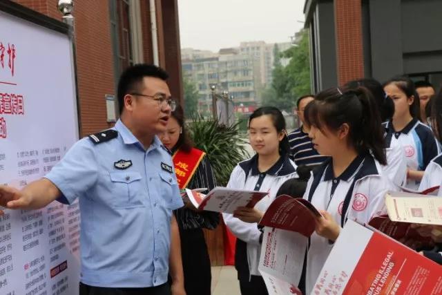 新津公安“5.15”經(jīng)偵宣傳日活動走進(jìn)四川省新津中學(xué)