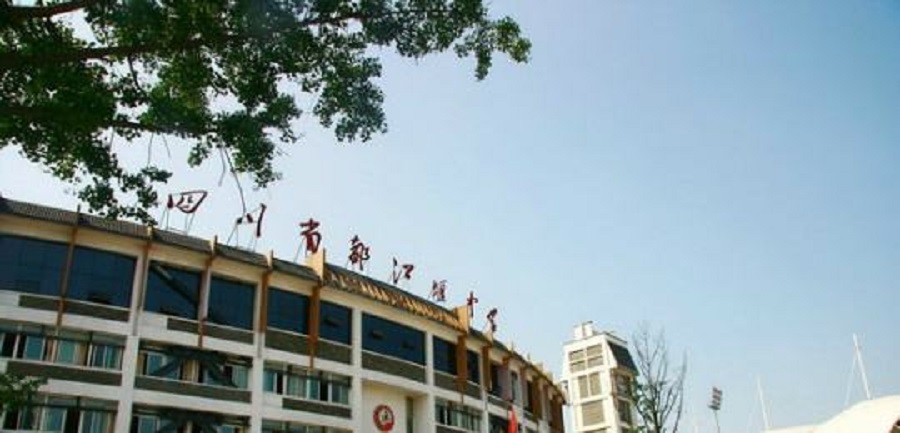 都江堰中學(xué)校園環(huán)境怎么樣？