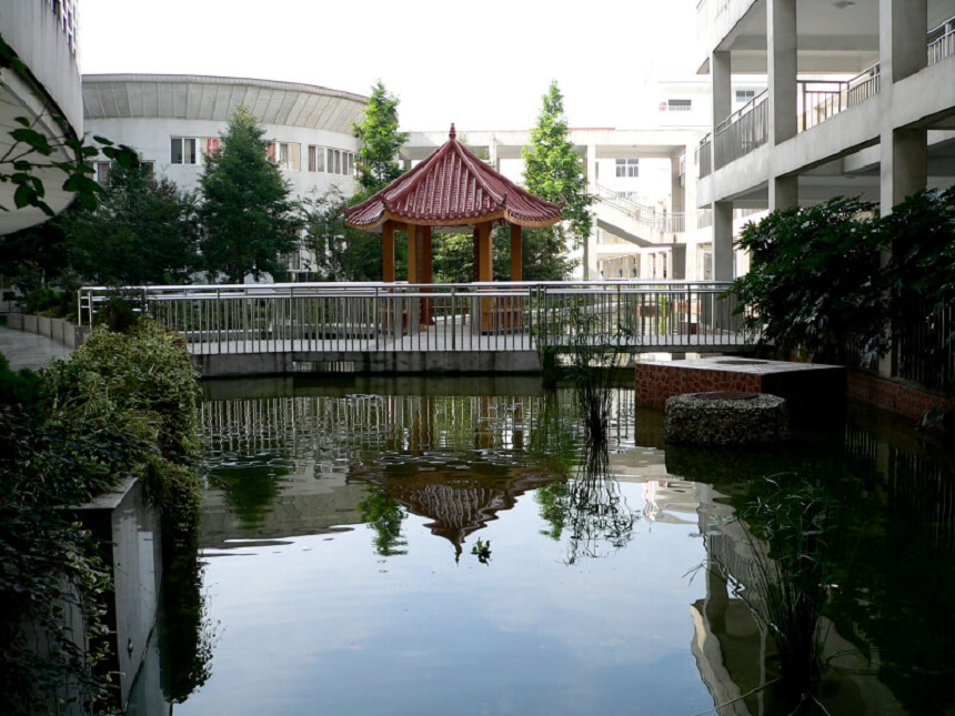 龍泉中學地址在哪里？