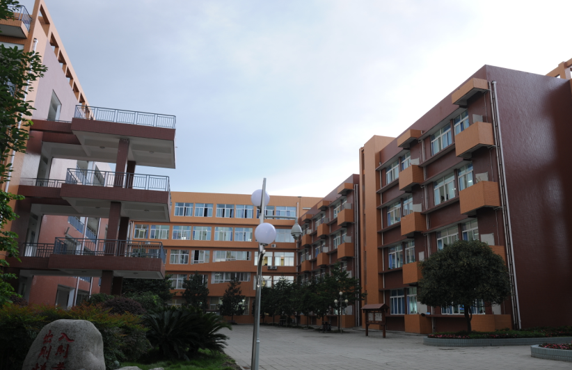 溫江中學校園環(huán)境怎么樣？