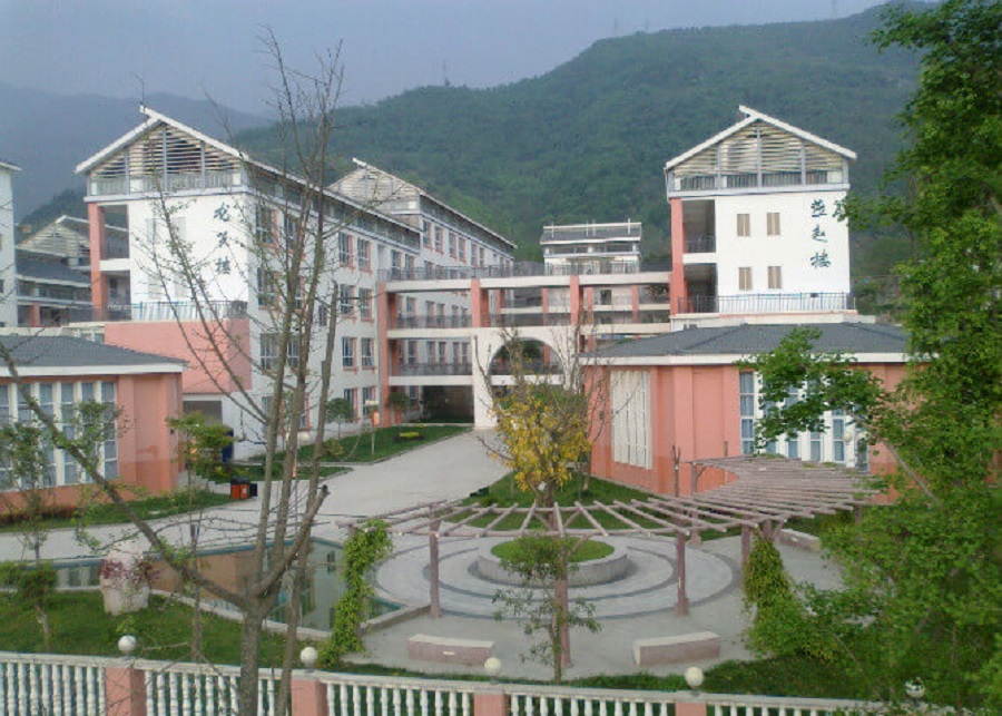 平武中學(xué)學(xué)費(fèi)是多少？