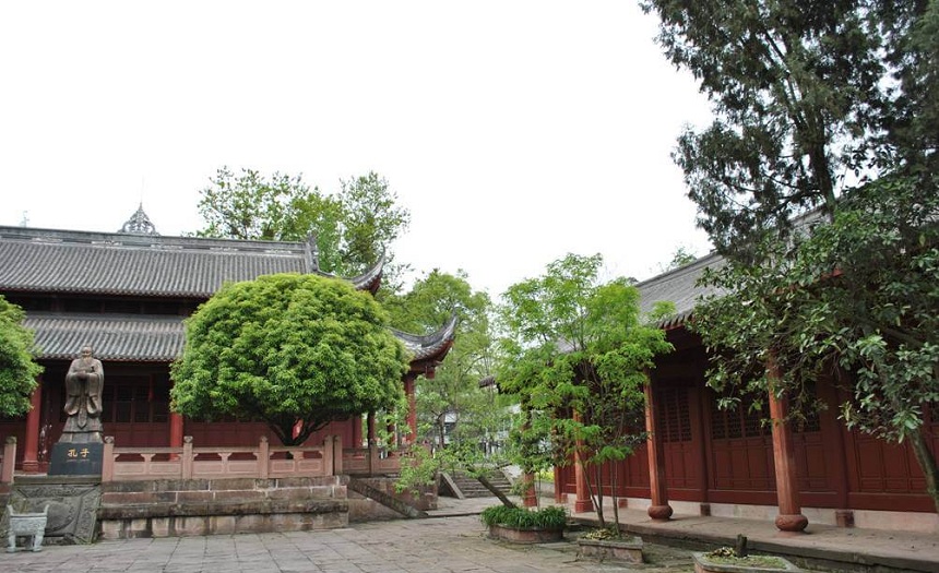 名山中學地址在哪里？