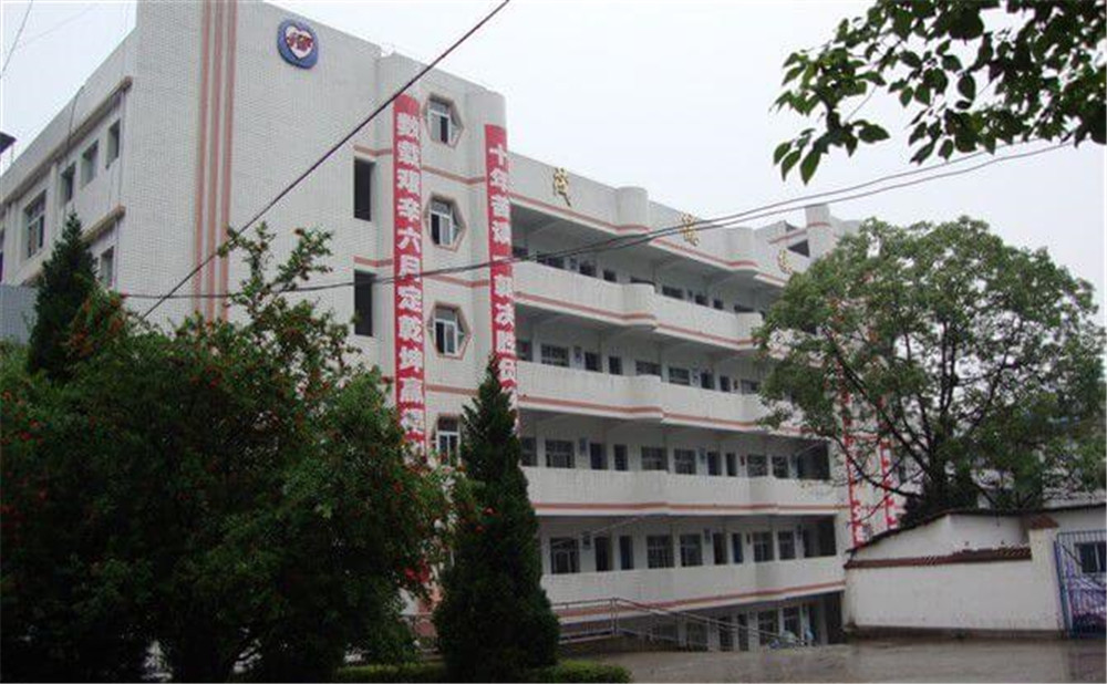 平昌中學(xué)學(xué)校詳細(xì)地址在什么地方？