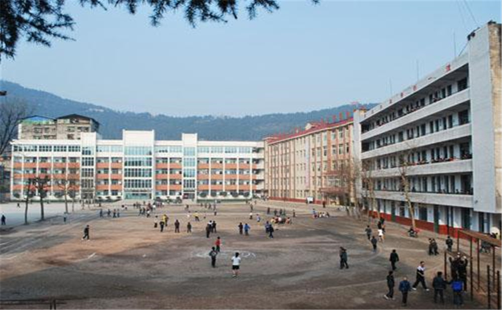 平昌縣第二中學學校環(huán)境怎么樣？