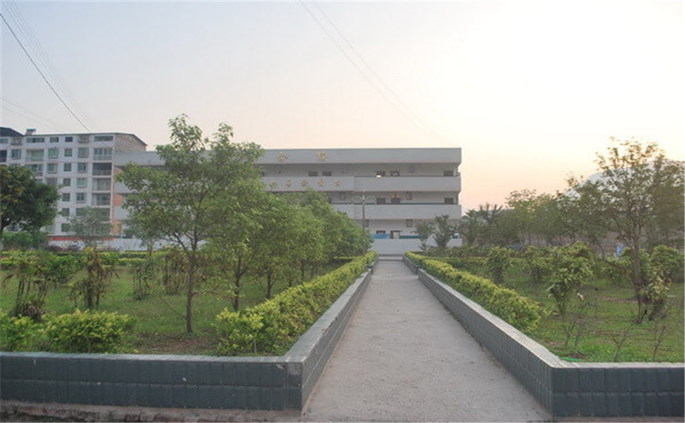 金山中學學校環(huán)境如何？