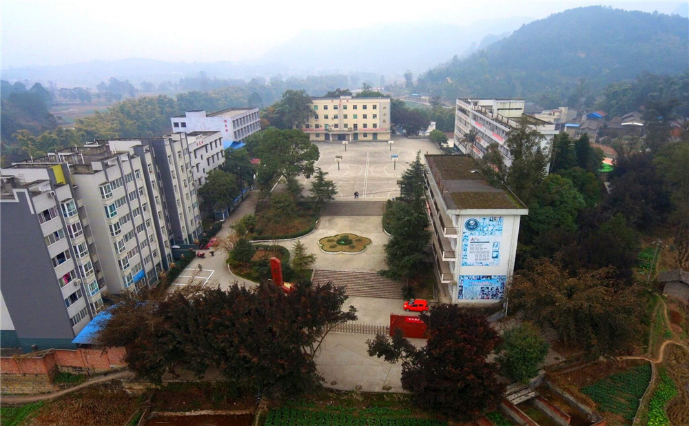 四川省榮縣長(zhǎng)山中學(xué)2020年的收費(fèi)標(biāo)準(zhǔn)是多少？