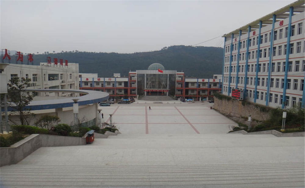 通江縣第二中學(xué)學(xué)校詳細(xì)地址在什么地方？