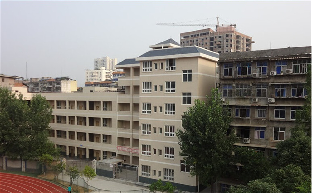 巴中中學(xué)2020年學(xué)校學(xué)費(fèi)多少錢一年？