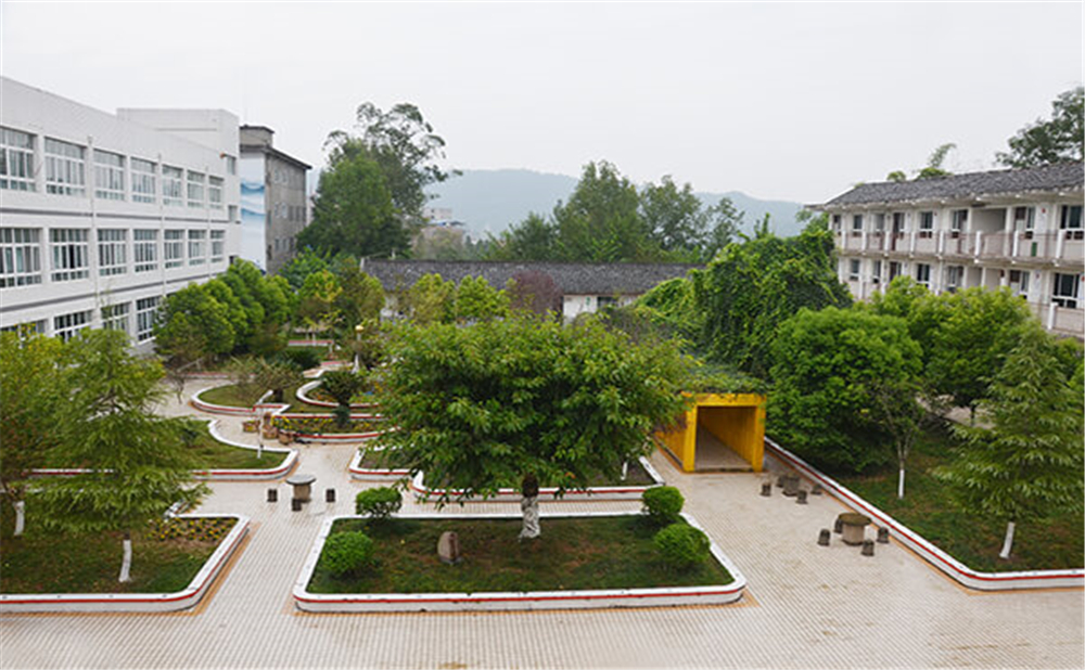 曾口中學(xué)學(xué)校環(huán)境怎么樣？