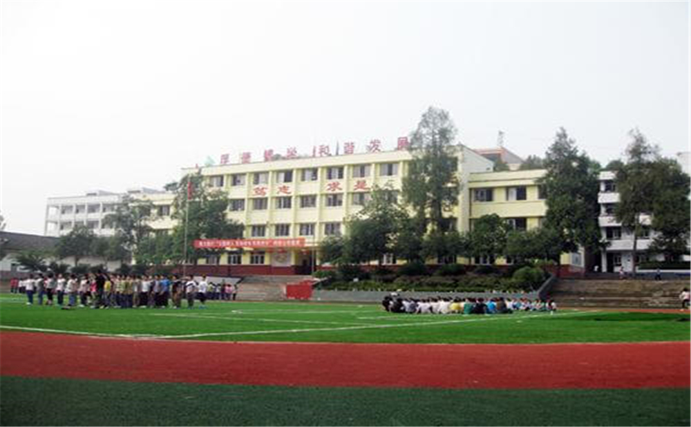 巴州區(qū)茶壩中學(xué)學(xué)校環(huán)境怎么樣？