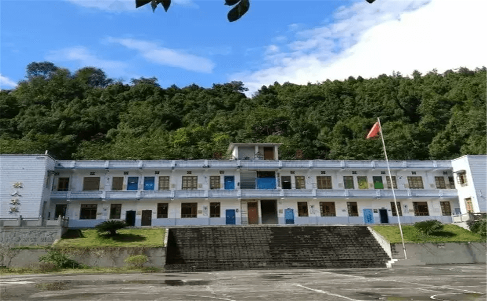 閬中市二龍中學(xué)學(xué)校環(huán)境怎么樣？