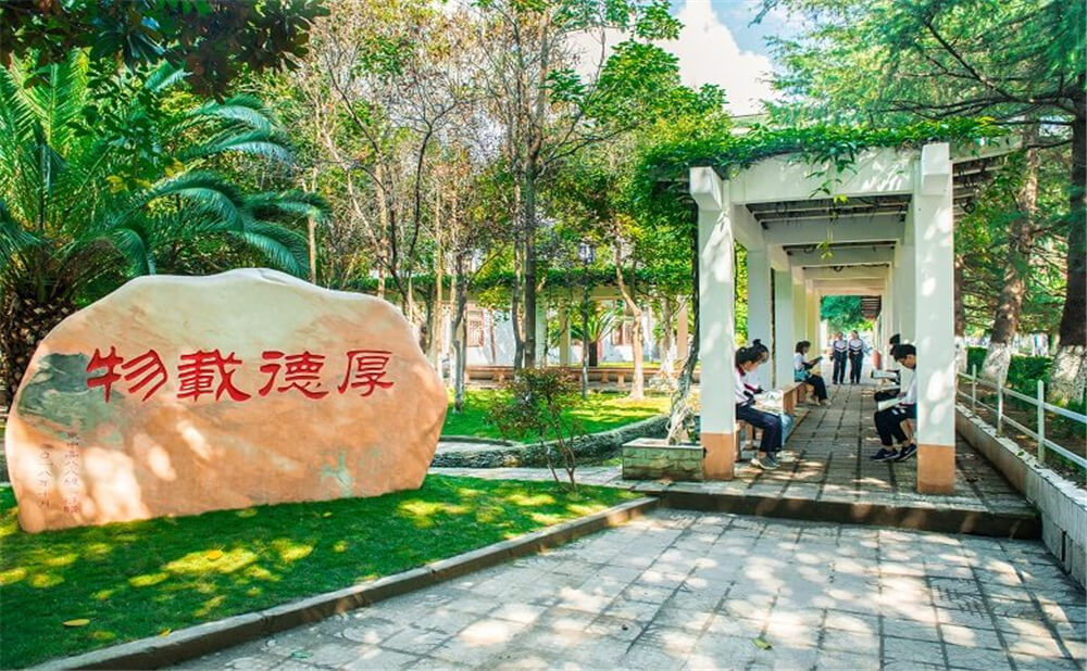 閬中東風(fēng)中學(xué)學(xué)校環(huán)境怎么樣？