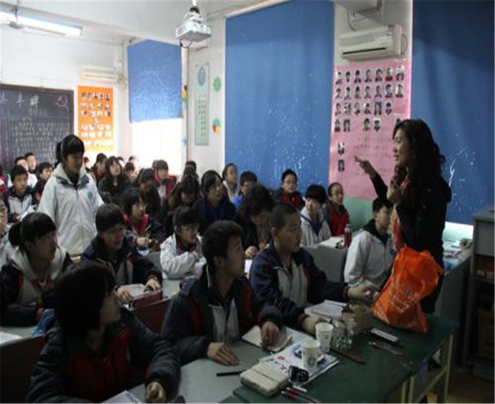 西昌市第四中學2020年學校學費多少錢一年？