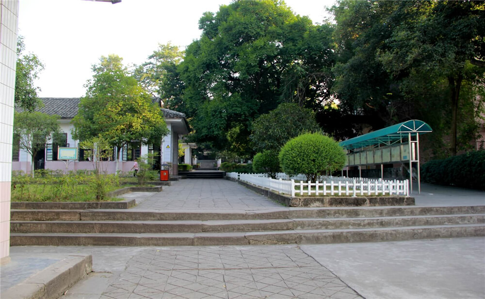 蓬安中學(xué)學(xué)校詳細(xì)地址在什么地方？