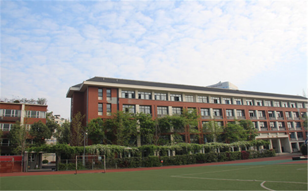 成都七中八一學(xué)校高中部的錄取分?jǐn)?shù)是多少？