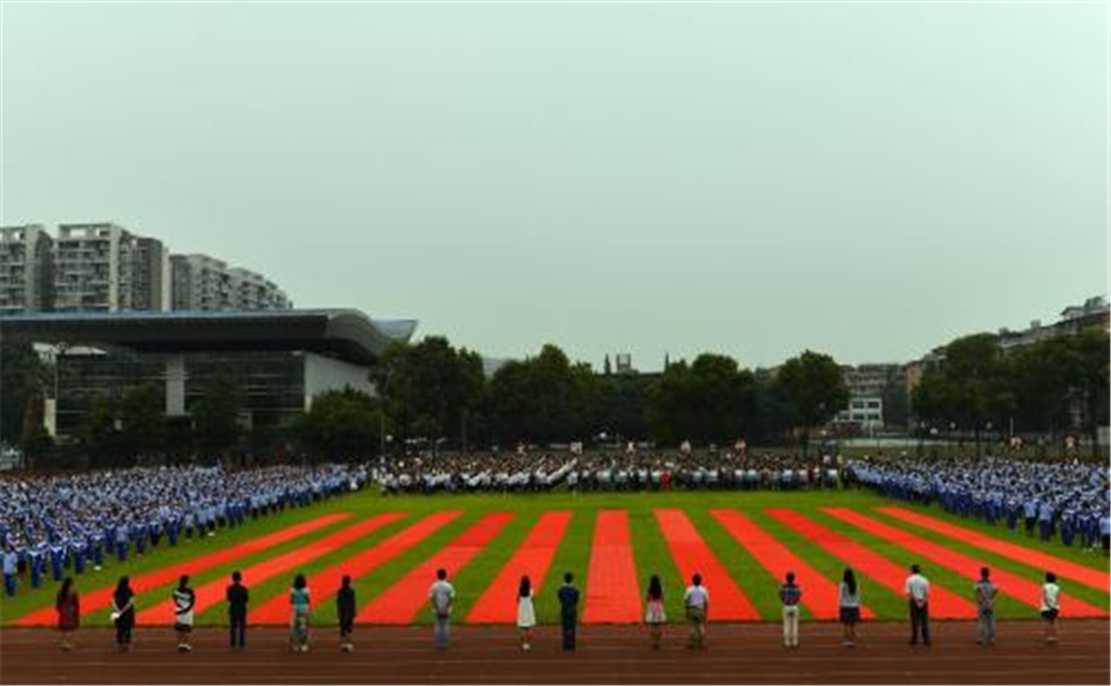 成都華西中學(xué)每年的學(xué)費(fèi)是多少？