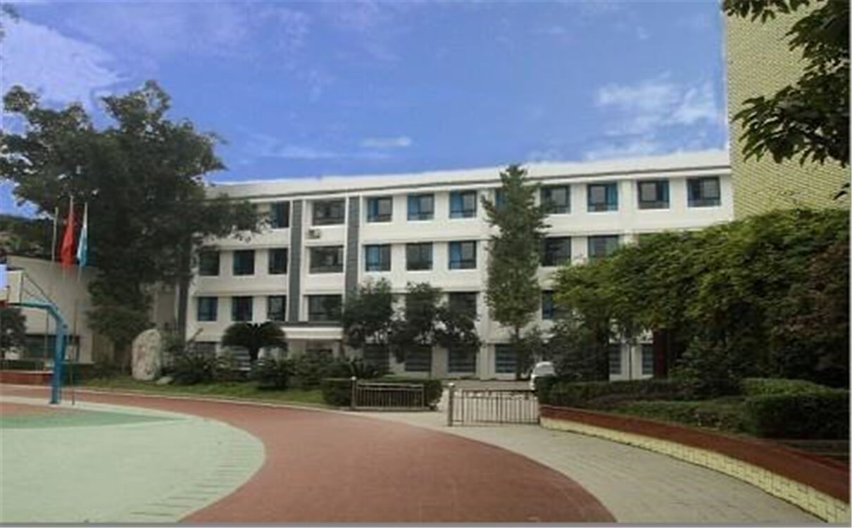 成都市第三十三中學(xué)每年的學(xué)費多少錢？