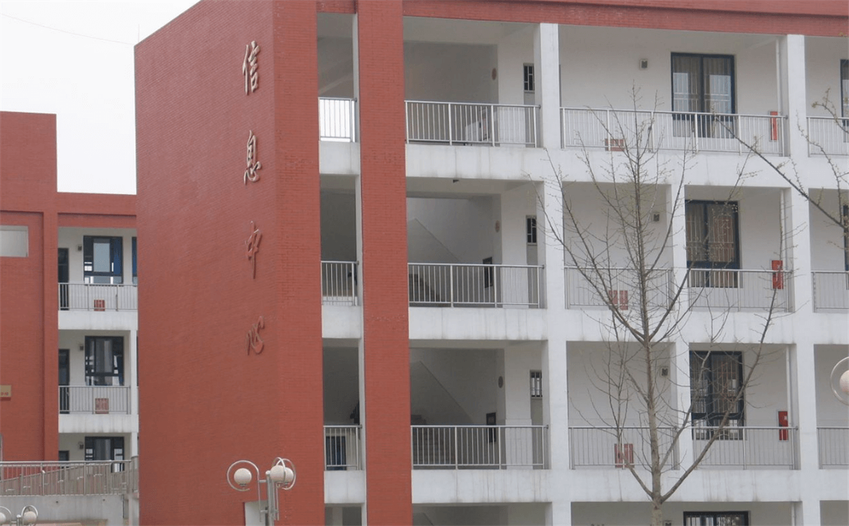 金堂中學(xué)每年的學(xué)費(fèi)是多少錢？