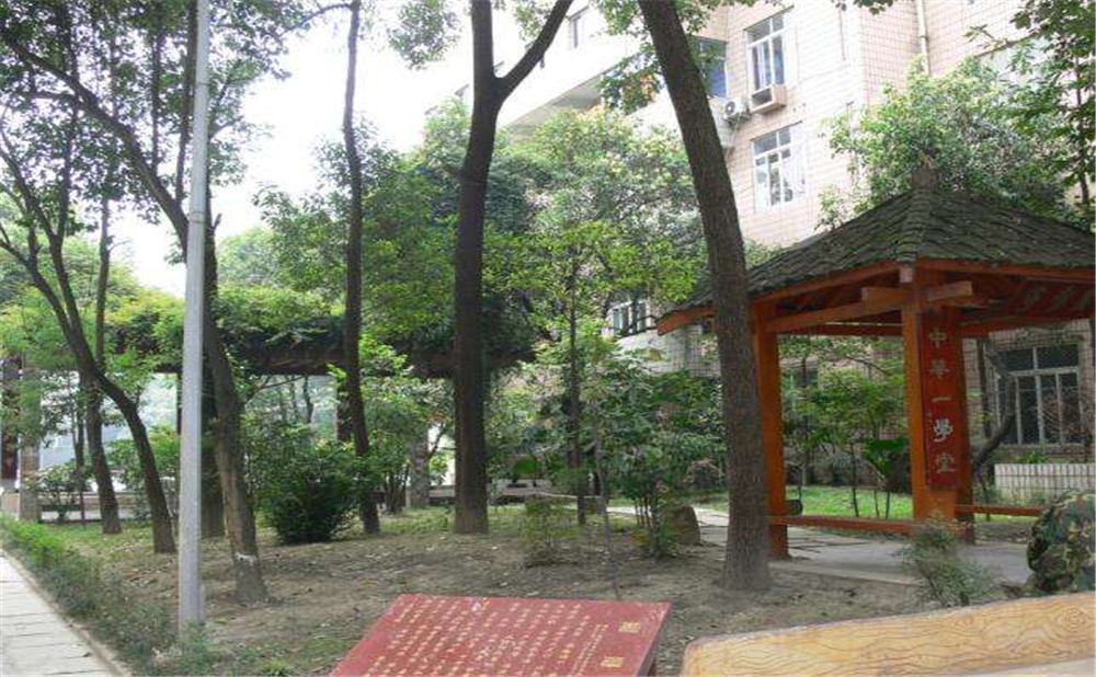石室聯(lián)合中學(xué)蜀華分校外招生一年的學(xué)費是多少？