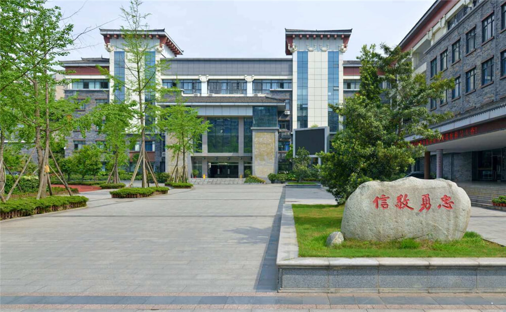 成都市西北中學(xué)外招生一年的學(xué)費(fèi)是多少錢？