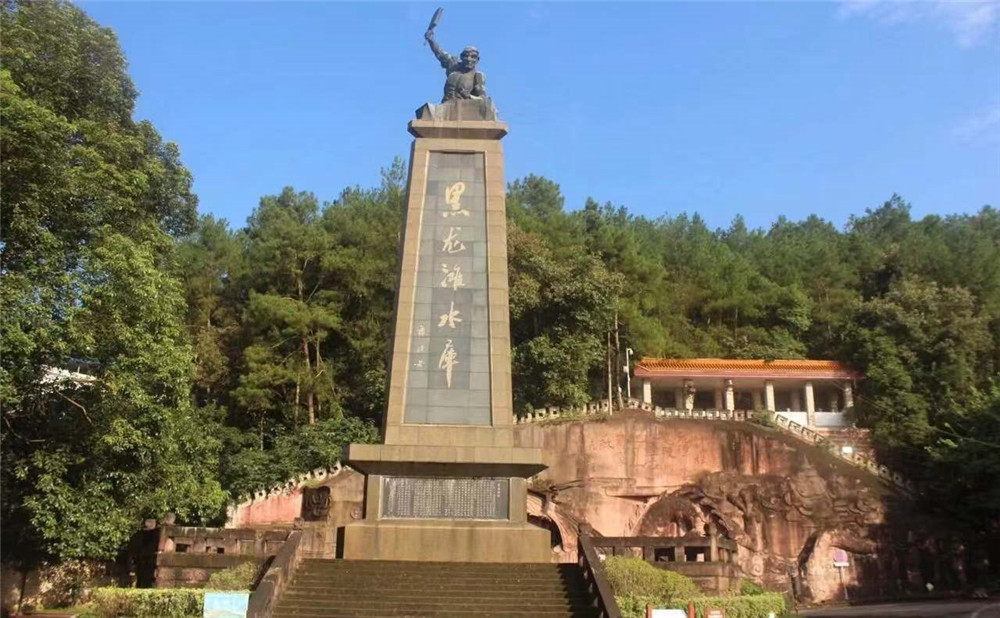 成都石室中學(xué)每年學(xué)費多少？