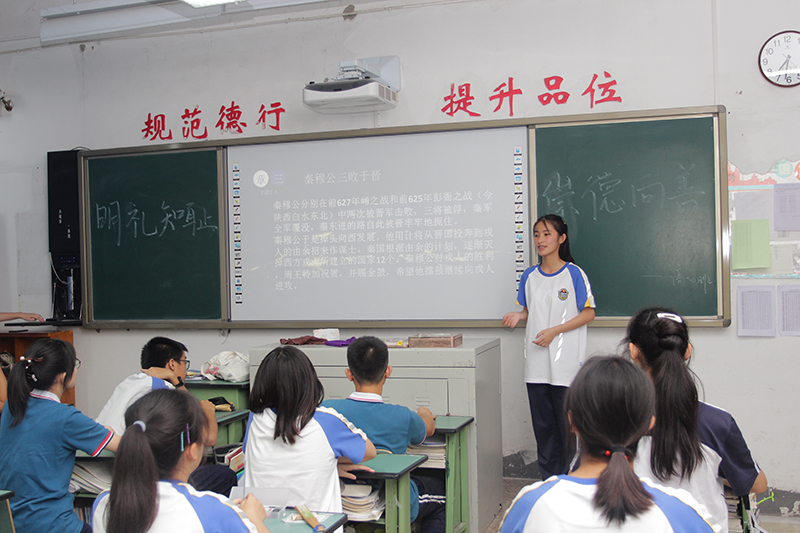 成都石室外國語學(xué)校一年的學(xué)費是多少？
