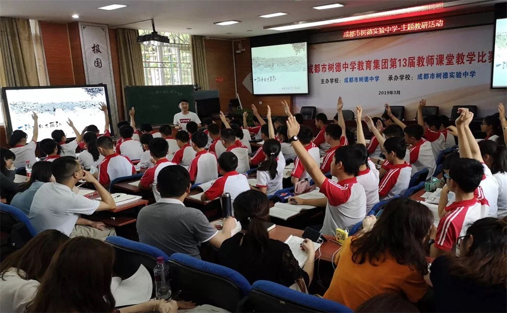 成都市泡桐樹中學(xué)每年學(xué)費(fèi)多少？