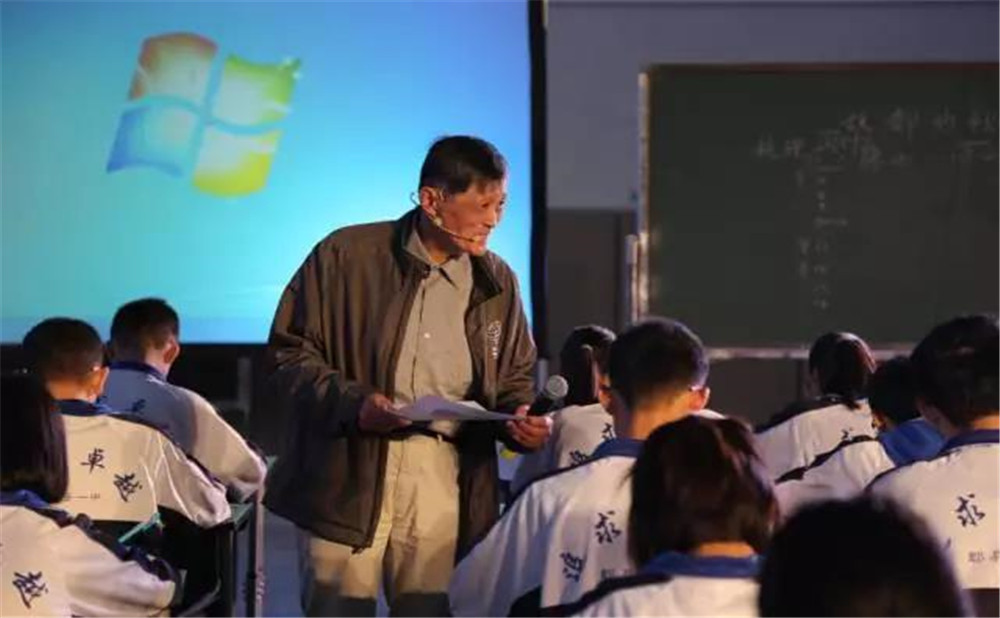 郫縣一中外招生一年的學(xué)費(fèi)是多少？