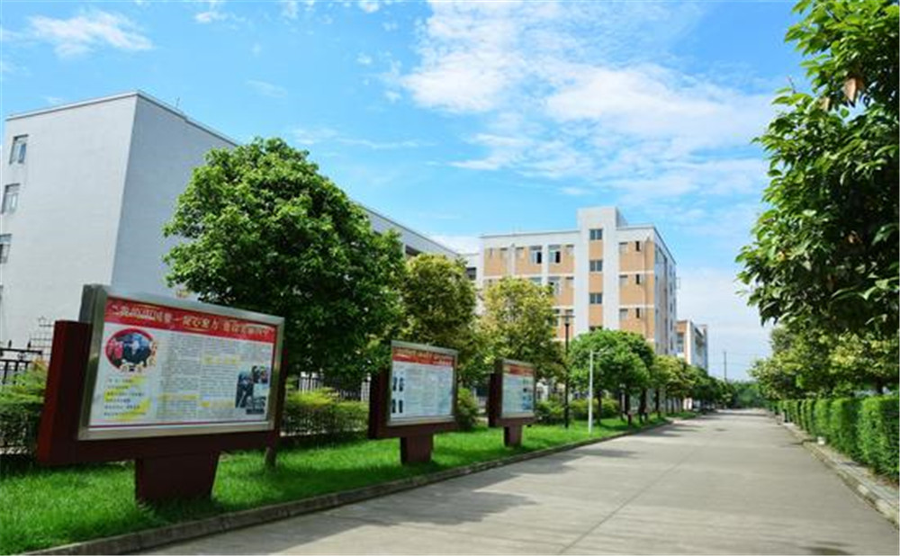 郫縣四中外招生一年的學(xué)費(fèi)是多少？