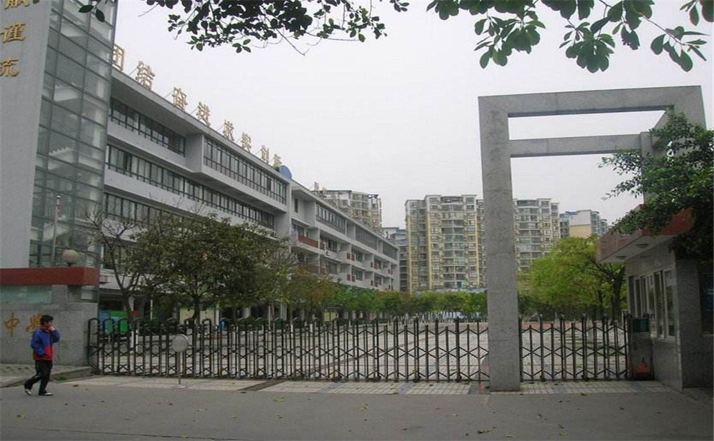 成都玉林中學的高中住宿怎么樣？