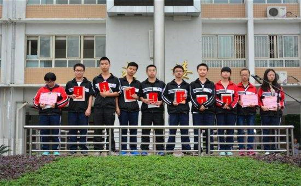 郫縣四中學(xué)費(fèi)是多少？
