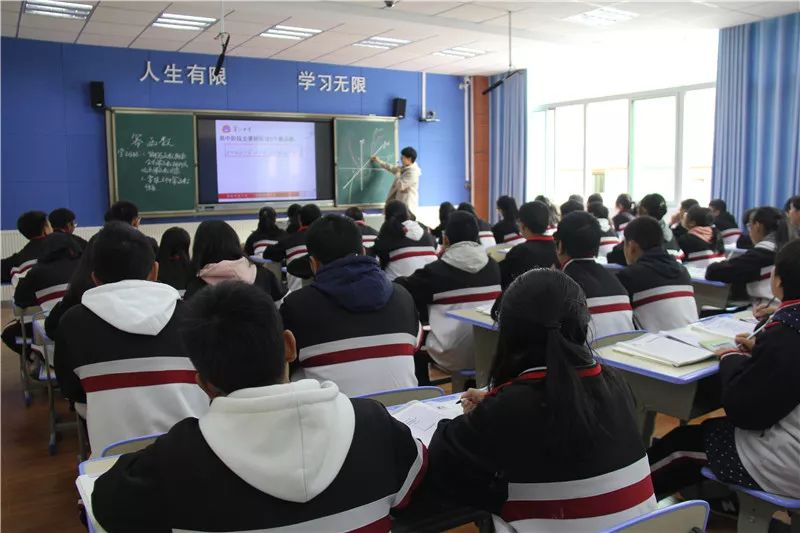 蒲江中學(xué)的學(xué)費(fèi)是多少？