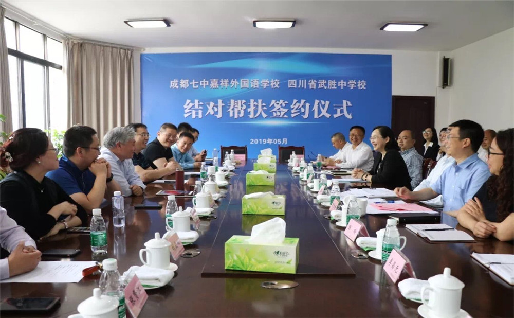 成都七中嘉祥外國語學(xué)校一年的學(xué)費是多少？