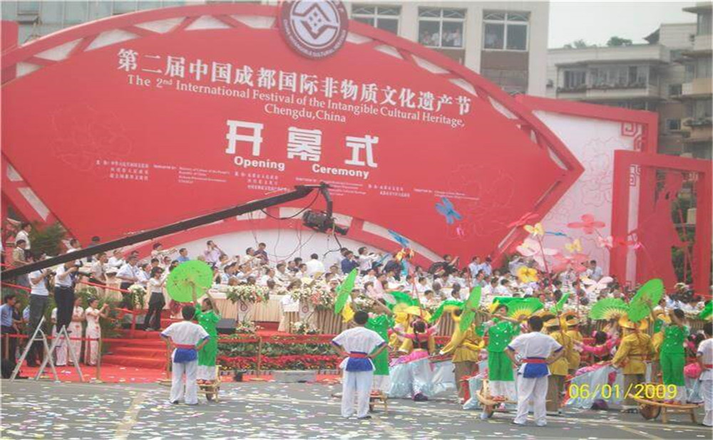 洛帶中學(xué)高中一年的學(xué)費是多少？