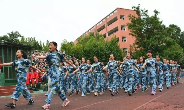 成都新世紀(jì)外國(guó)語(yǔ)學(xué)校高中一年的學(xué)費(fèi)是多少？
