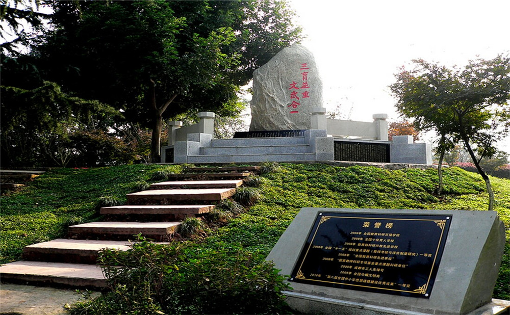 成都市龍泉中學(xué)的本科升學(xué)率是多少？