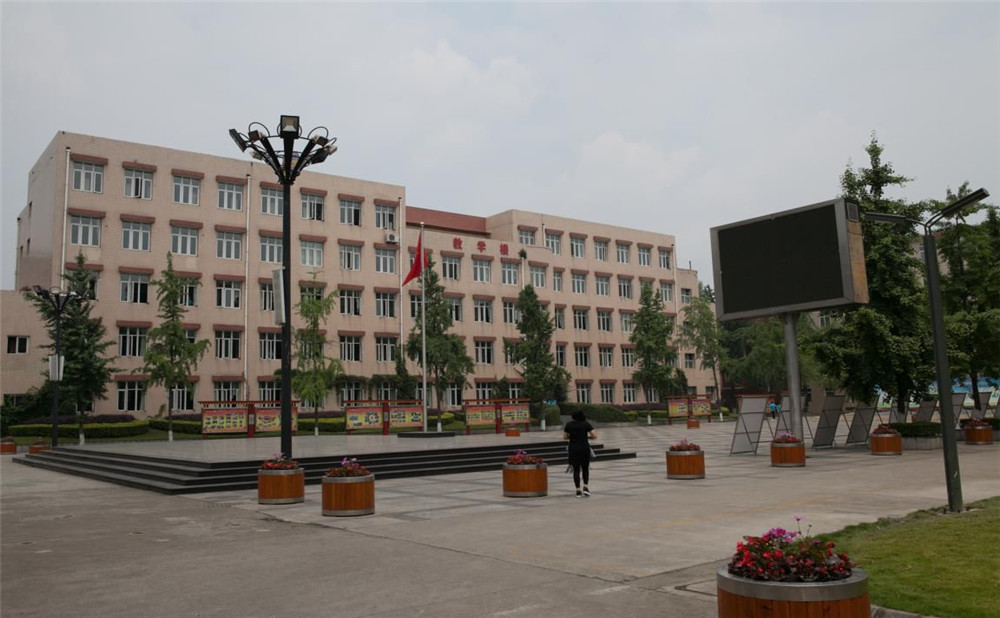 成都市華陽(yáng)中學(xué)高中一年的學(xué)費(fèi)是多少？