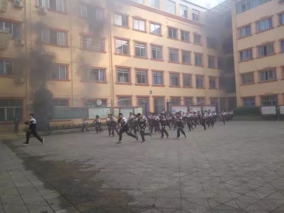成都實驗外國語學校的宿舍怎么樣？