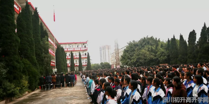 賈家中學(xué)高中一年的學(xué)費(fèi)是多少？"image.png"