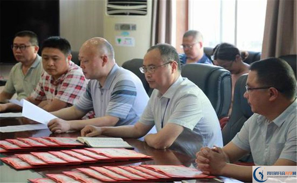 大邑縣實(shí)驗(yàn)中學(xué)高中一年的學(xué)費(fèi)是多少？