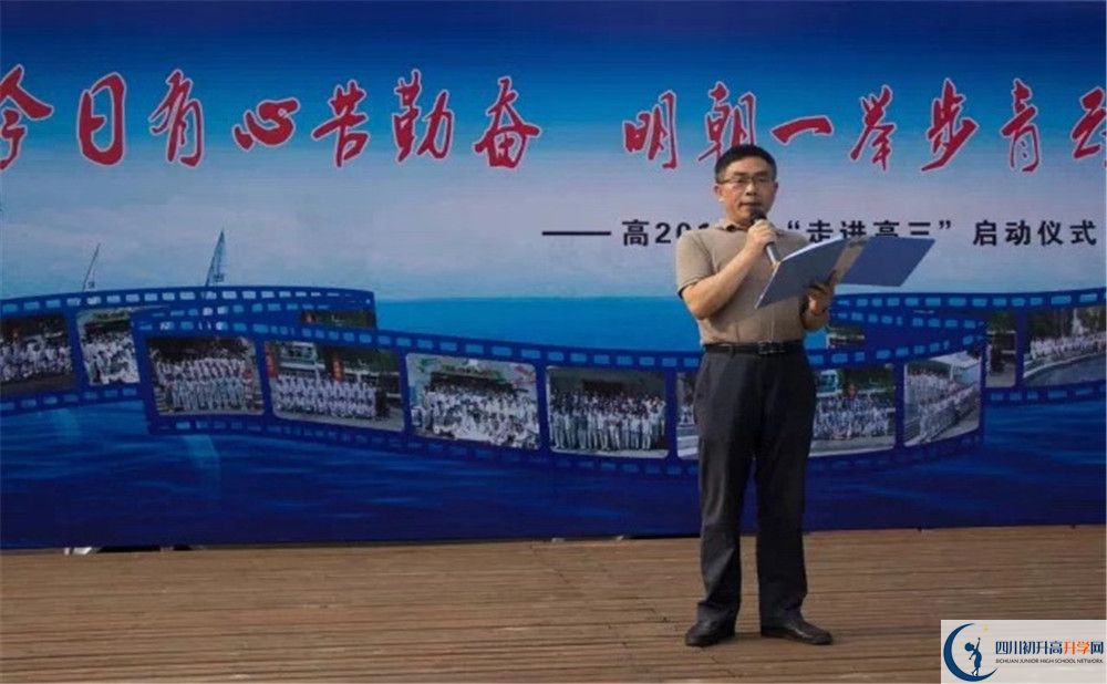 成都市田家炳中學(xué)的學(xué)費(fèi)收費(fèi)標(biāo)準(zhǔn)是多少？