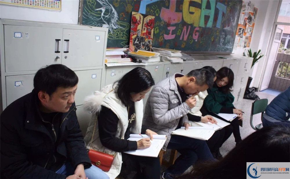 成都市鹽道街中學(xué)的學(xué)費收費標(biāo)準(zhǔn)是多少？