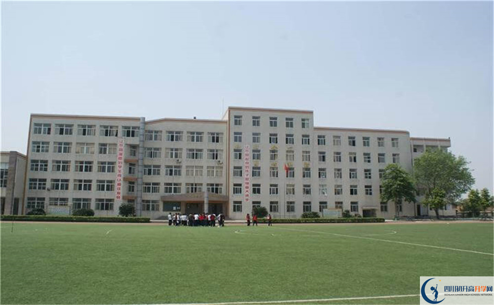 洛帶中學(xué)是個(gè)怎么樣的學(xué)校？