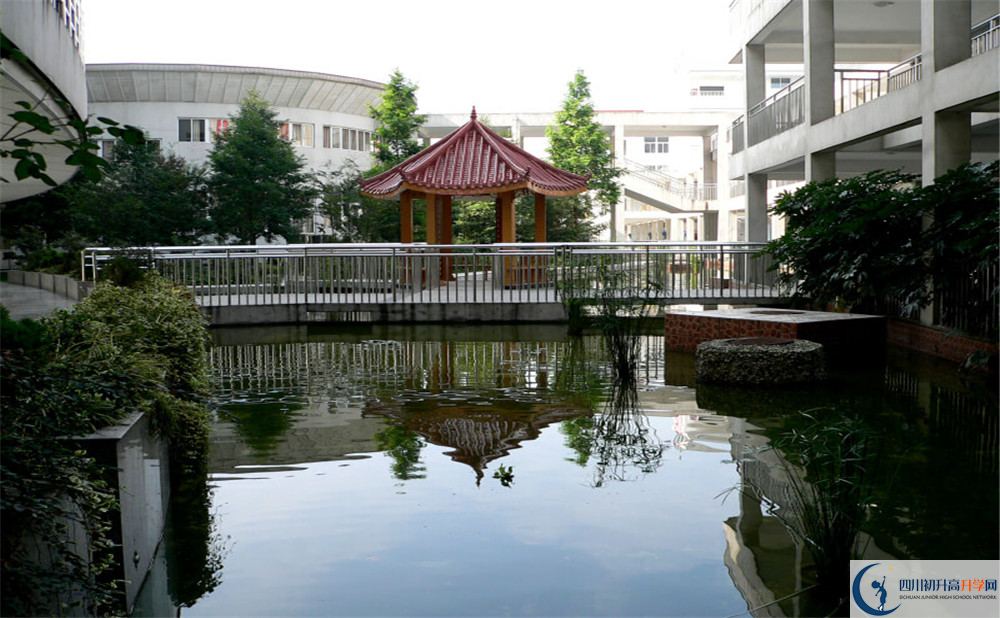 成都市龍泉中學(xué)是怎么樣的學(xué)校？