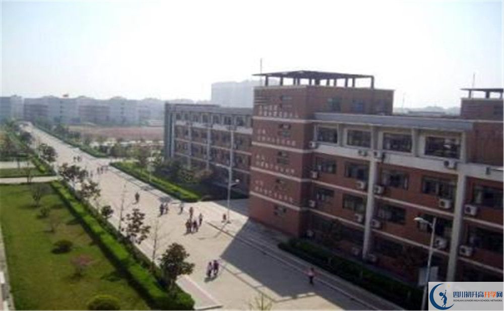 都江堰中學(xué)的學(xué)費(fèi)收費(fèi)標(biāo)準(zhǔn)是多少？