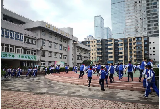 成都市第十七中學(xué)的老師好不好？