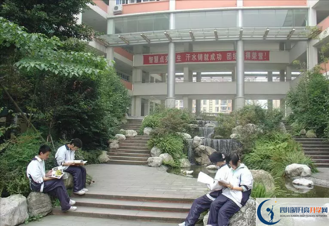 四川師范大學附屬中學一年的學費是多少？