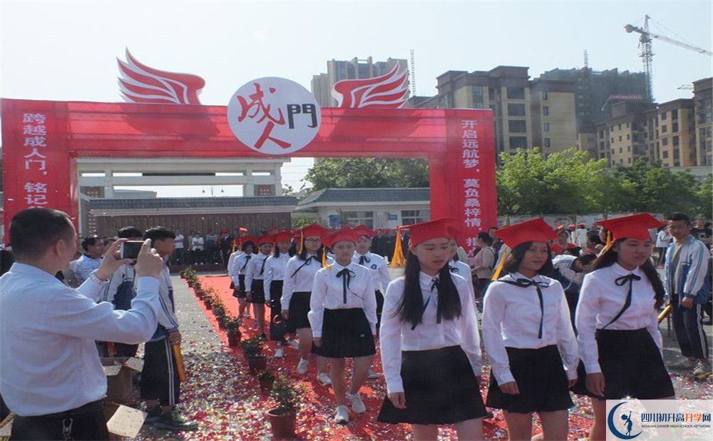 淮口中學(xué)的學(xué)費(fèi)大概是多少？